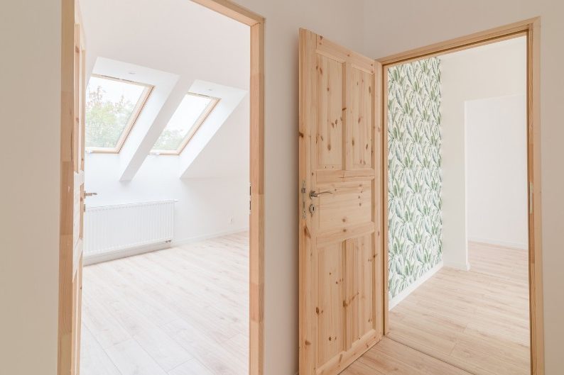 Ático vaciado con ventanas de tejado Ático abuhardillado vacío tras un vaciado con bajada manual en Malasaña