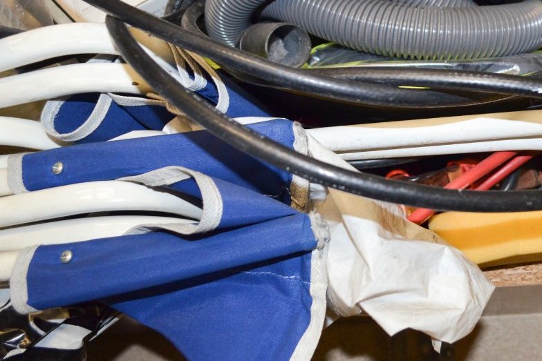 Cables, mangueras y aparatos viejos separados para reciclar en el vaciado de un trastero en Carabanchel