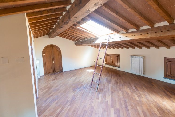 Planta alta vacía de un chalet heredado en Alcorcón