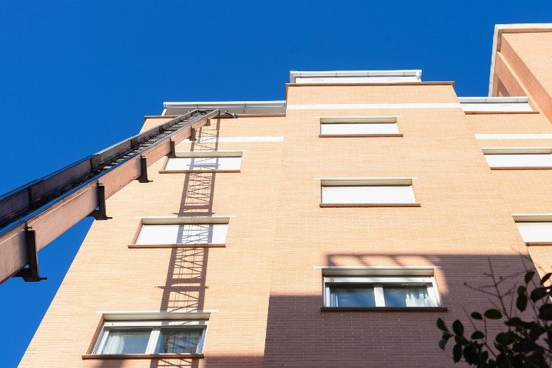 Elevador exterior en la fachada de un bloque para bajar lo acumulado sin ensuciar la escalera