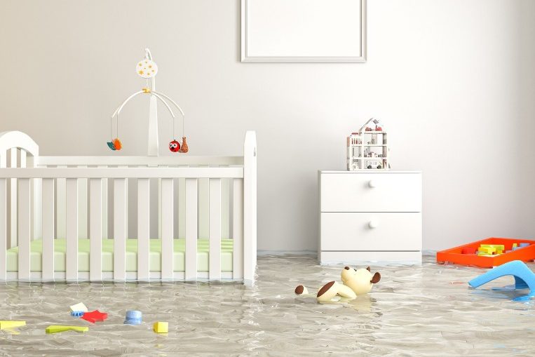 Dormitorio infantil con el suelo cubierto de agua por una filtración