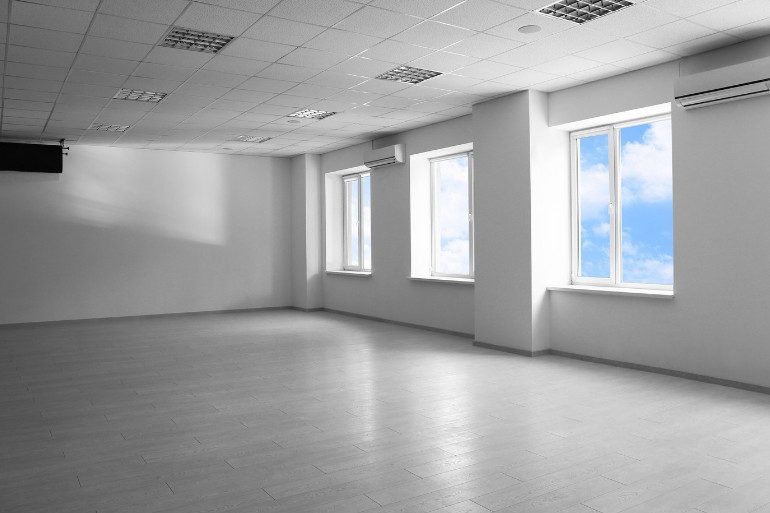Sala diáfana vacía tras el vaciado de un gimnasio en Madrid