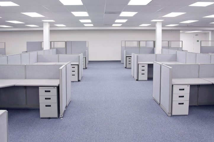 Planta de oficinas con puestos separados por mamparas antes del vaciado