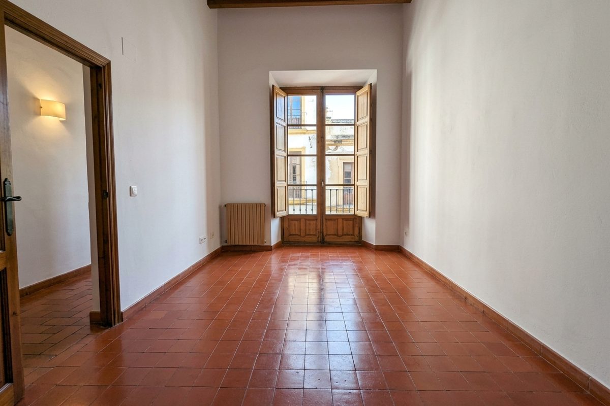 Habitación vacía tras retirar las pertenencias de una residencia